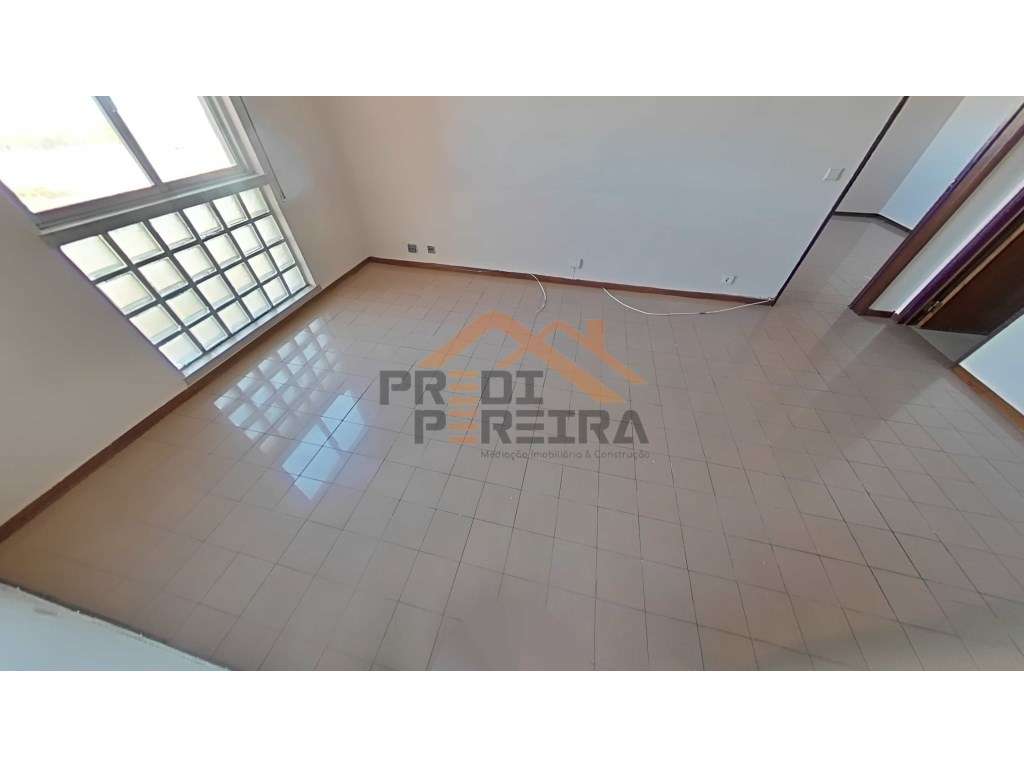 Oportunidade Única - T1 com arrecadação em Santo António dos Cavale... - Grande imagem: 4/25