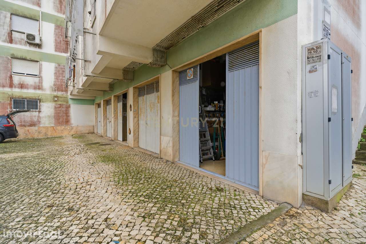 Venda de garagem, para duas viaturas com saída direta para a rua - Grande imagem: 3/11