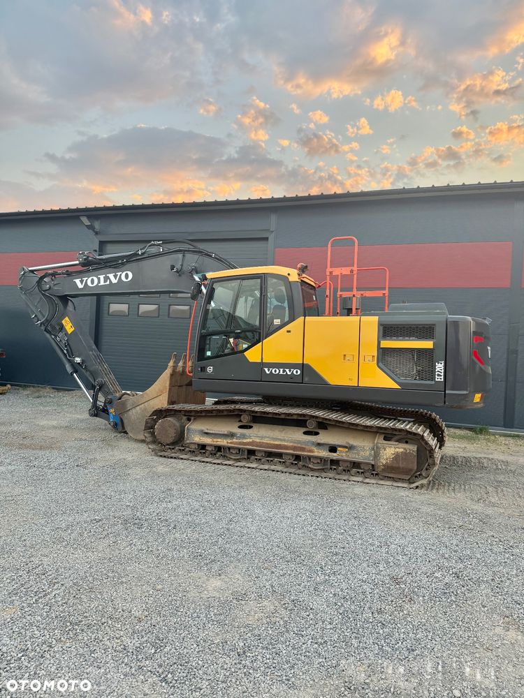 Volvo EC220E - 1