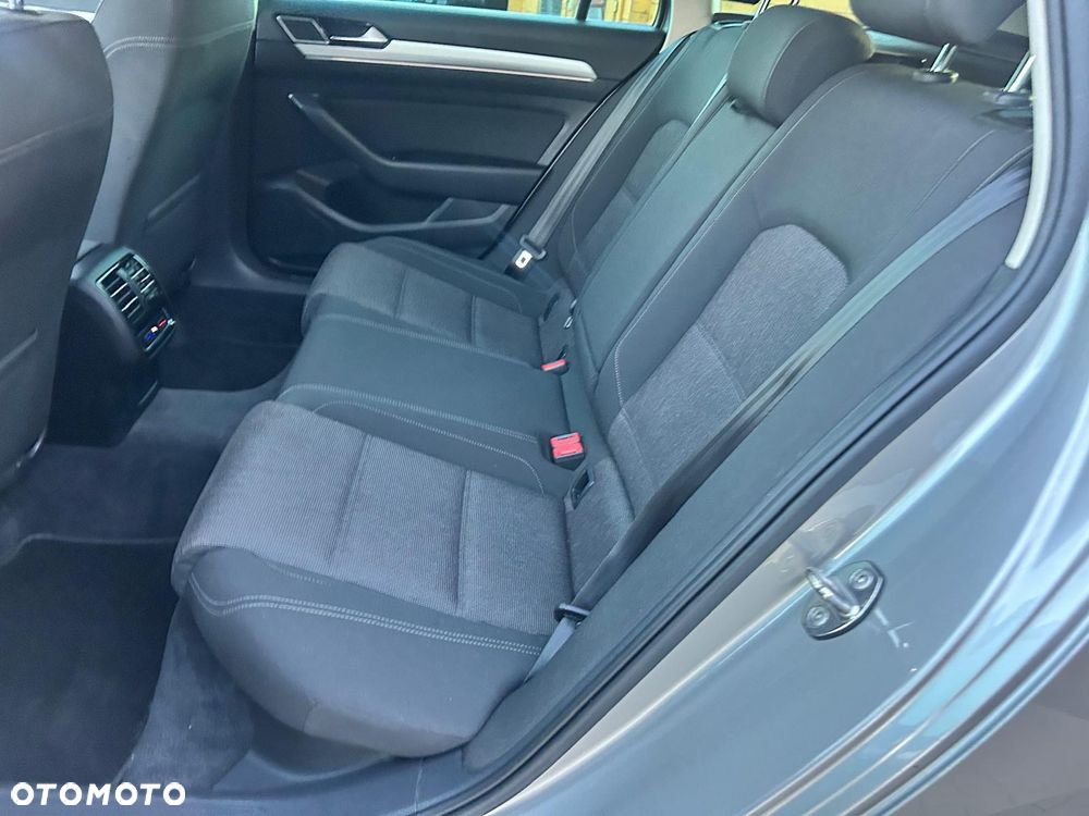 Volkswagen Passat 2.0 TDI SCR DSG Comfortline - 25