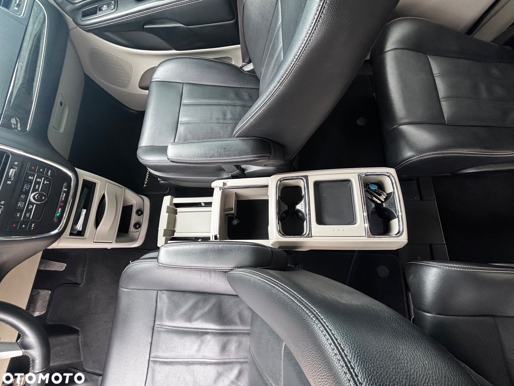 Chrysler Town & Country 3.6 Limited - 24