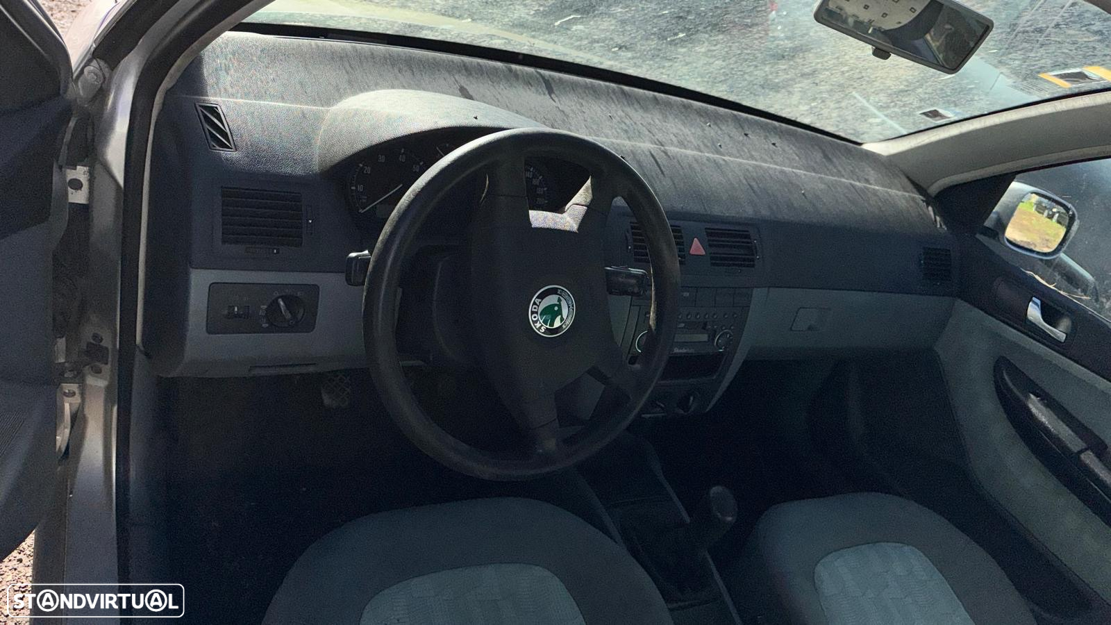 Skoda Fabia gasolina de 2001 para peças - 6