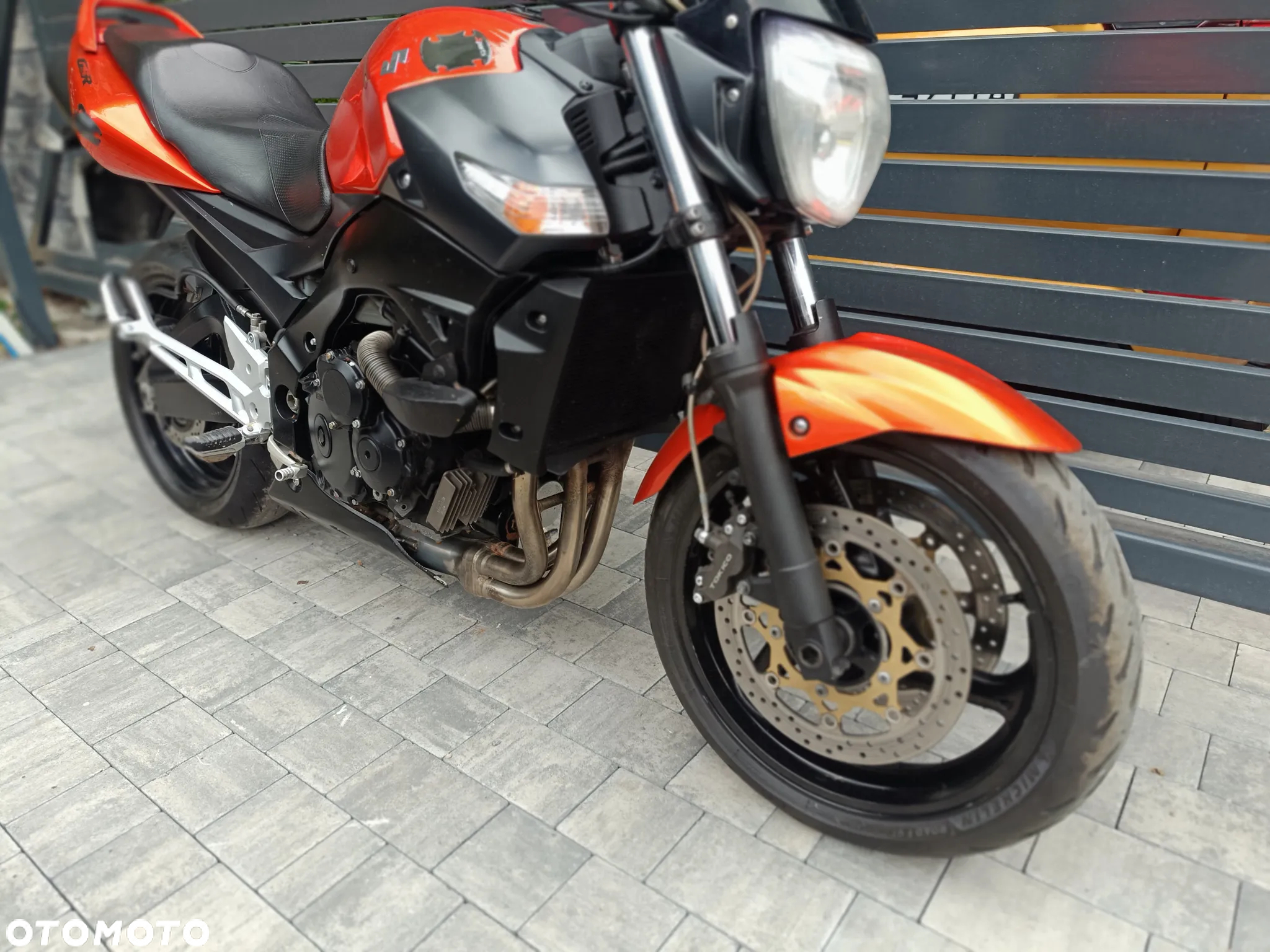 Suzuki GSR - 4