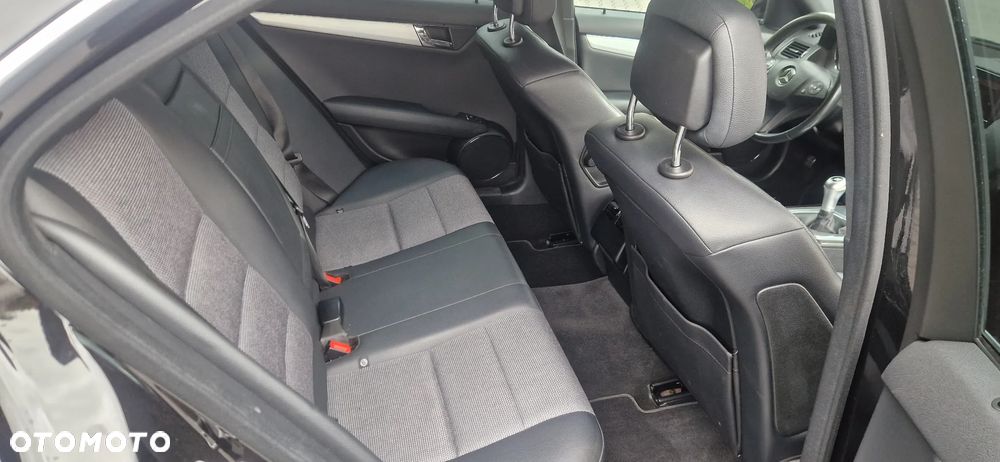 Mercedes-Benz Klasa C 180 CGI BlueEFFICIENCY Avantgarde - 23