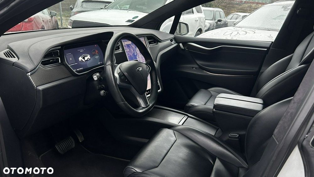 Tesla Model X - 9