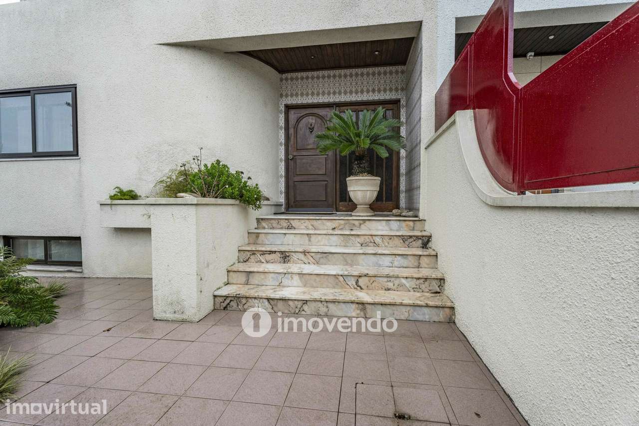 Moradia T4 com áreas amplas, garagem e jardim, na Maia - Grande imagem: 2/58