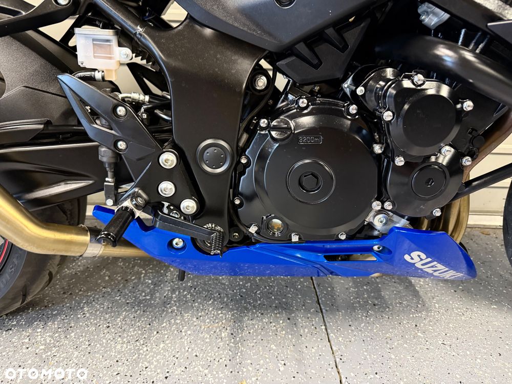 Suzuki GSX - 6