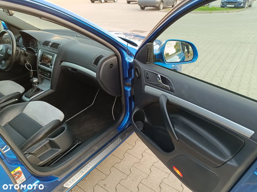 Skoda Octavia Combi 2.0 TDI DPF DSG RS - 23