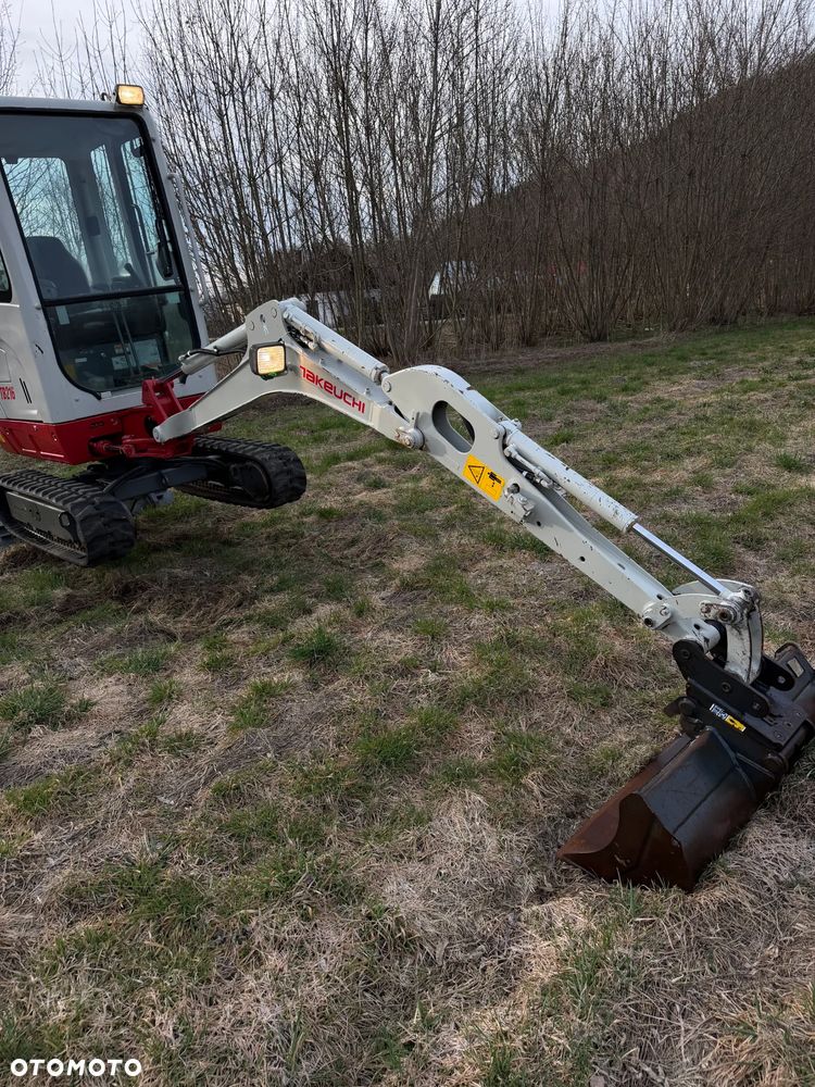 Takeuchi TB216  Koparka Gąsienicowa 2 tony. Długie ramie plus! Zaledwie 1000 mtg. DEKRA aktualna do 2026r. Rozsuwane Hydr. podwozie! Z Gospodarstwa Norweskiego! Zero luzów i wycieków. Maszyna jak Nowa z Salonu! 2017rok. Pełna Dokumentacja. Gąsienice bez zużycia! Łyżka Skarpowa! Szybkozłącze! Szybka wolna jazda. Radio Usb nagłośnienie. Po serwisach. Okazja Wyjscia Hydrauliczne. Silnik Yanmar 3cyl. skrętne ramię! - 6