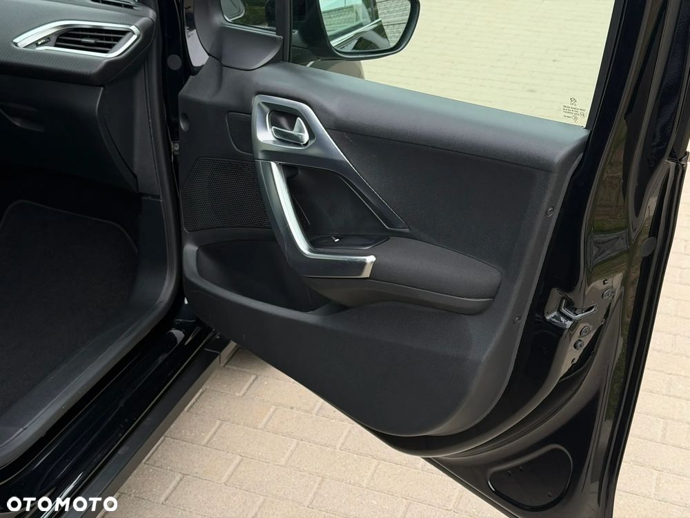 Peugeot 2008 1.2 PureTech Allure S&S - 32