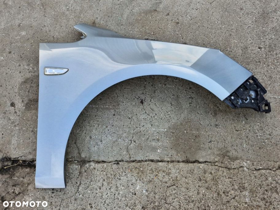 Błotnik prawy przedni przód Opel Astra J IV Z179 oryginał