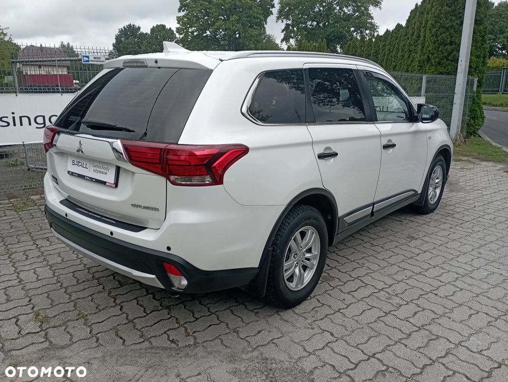Mitsubishi Outlander 2.0 Invite + 2WD - 19