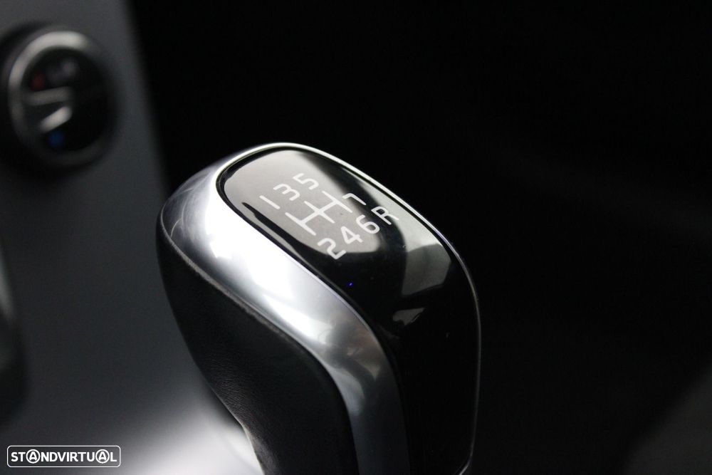 Volvo V40 Cross Country 2.0 D3 Momentum - 24