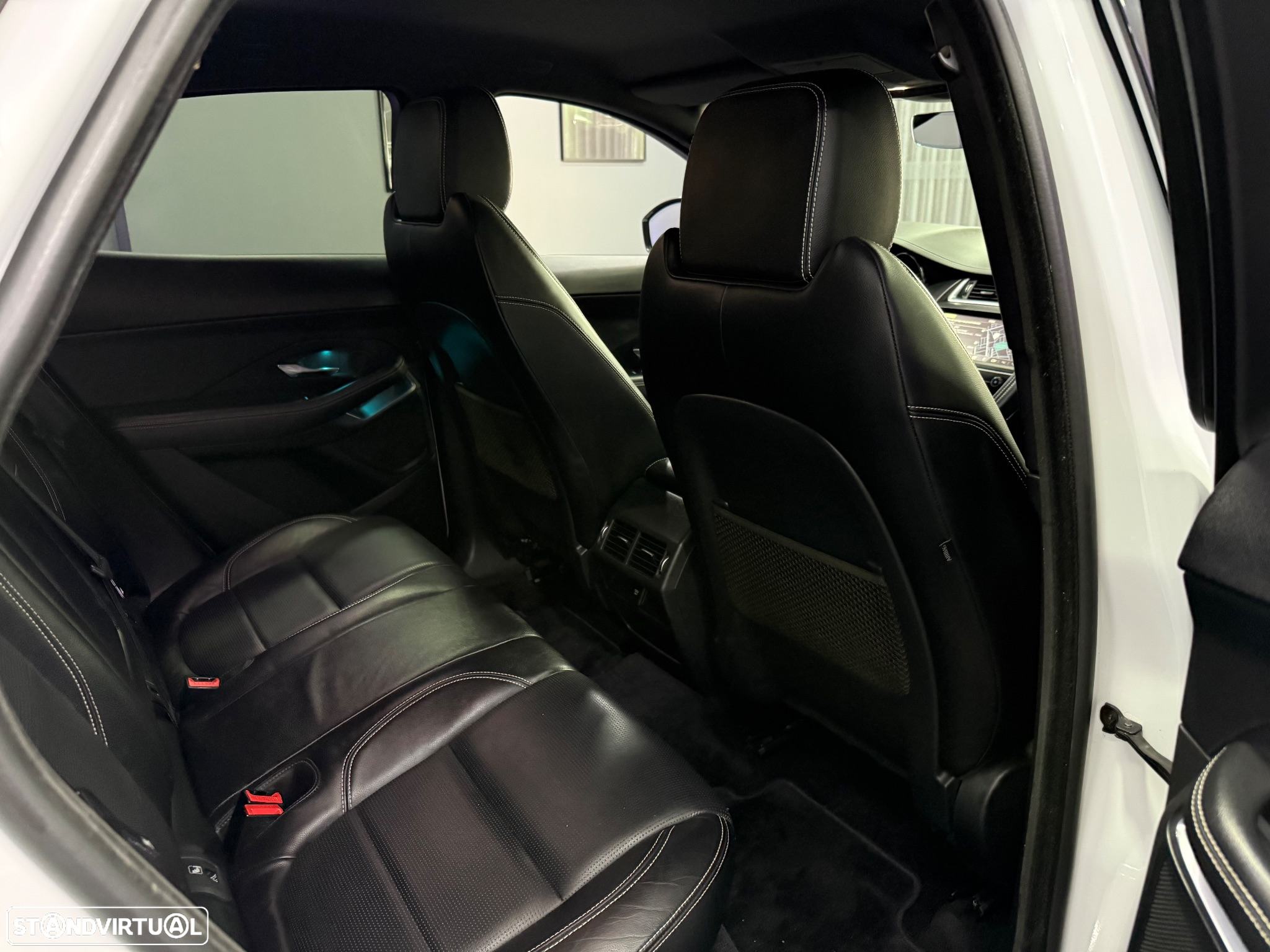Jaguar E-Pace 2.0 i4D R-Dynamic HSE AWD Aut. - 29
