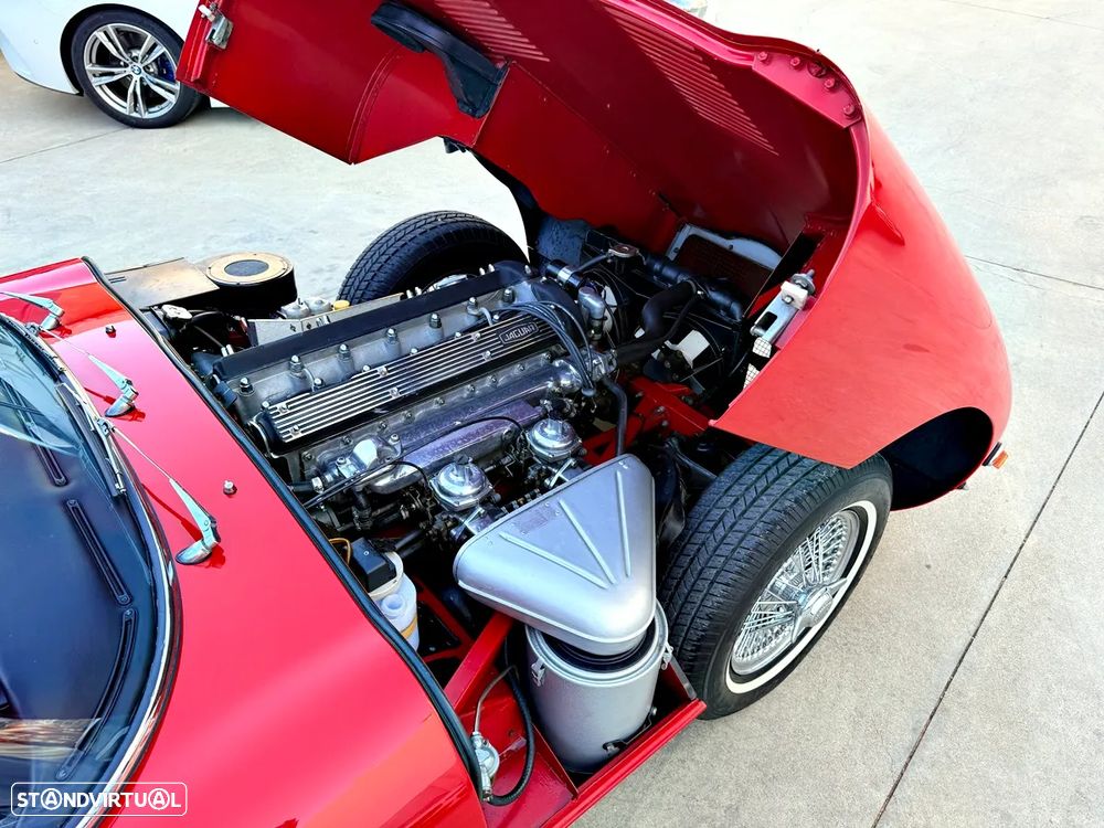 Jaguar E-Type - 33