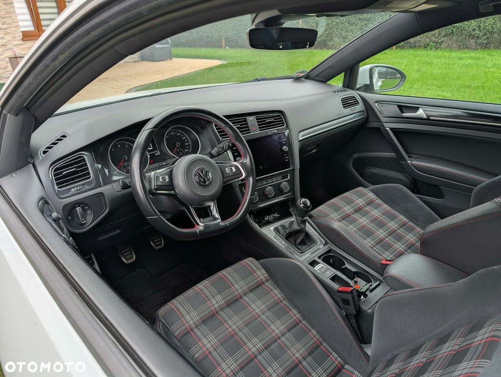 Volkswagen Golf - 8