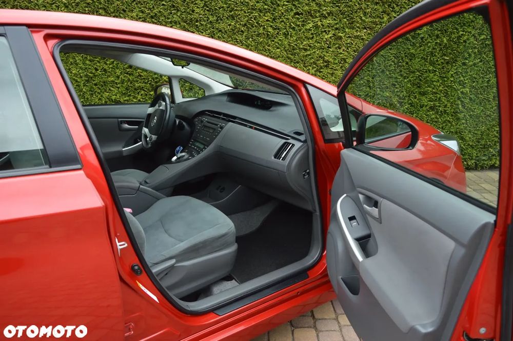 Toyota Prius (Hybrid) Life - 30