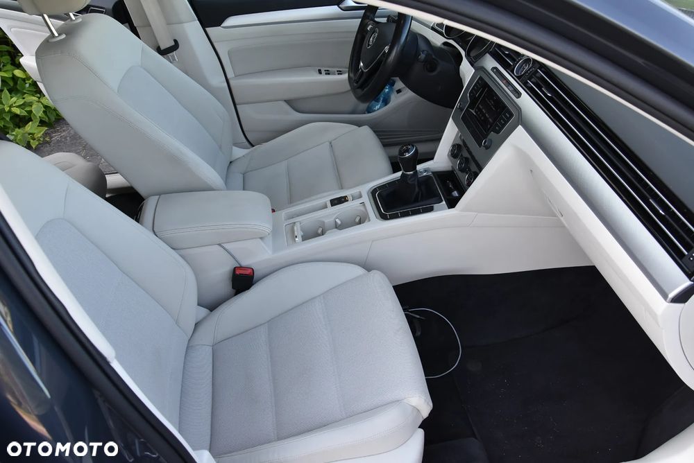 Volkswagen Passat 2.0 TDI BMT Comfortline - 24