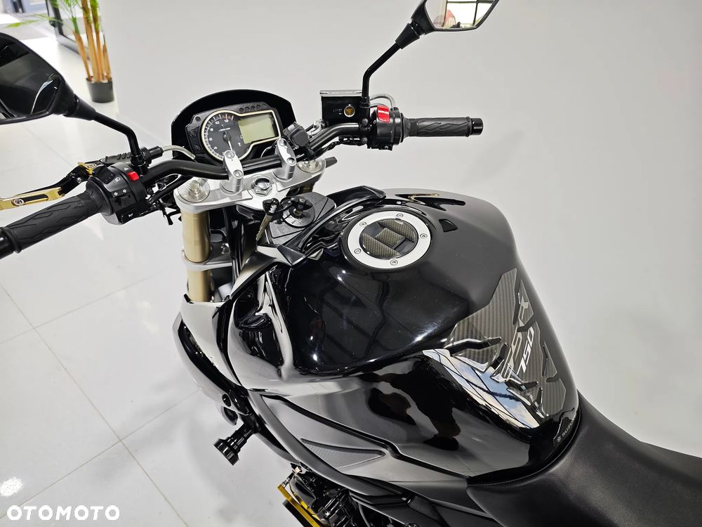 Suzuki GSR - 14