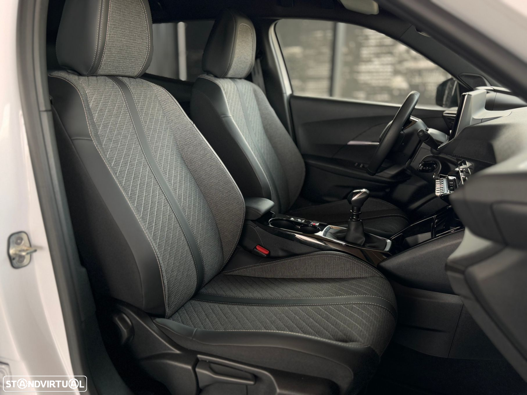 Peugeot 2008 1.2 PureTech Allure - 24