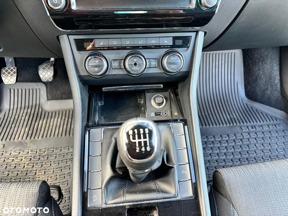 Skoda Superb 2.0 TDI Sportline - 12