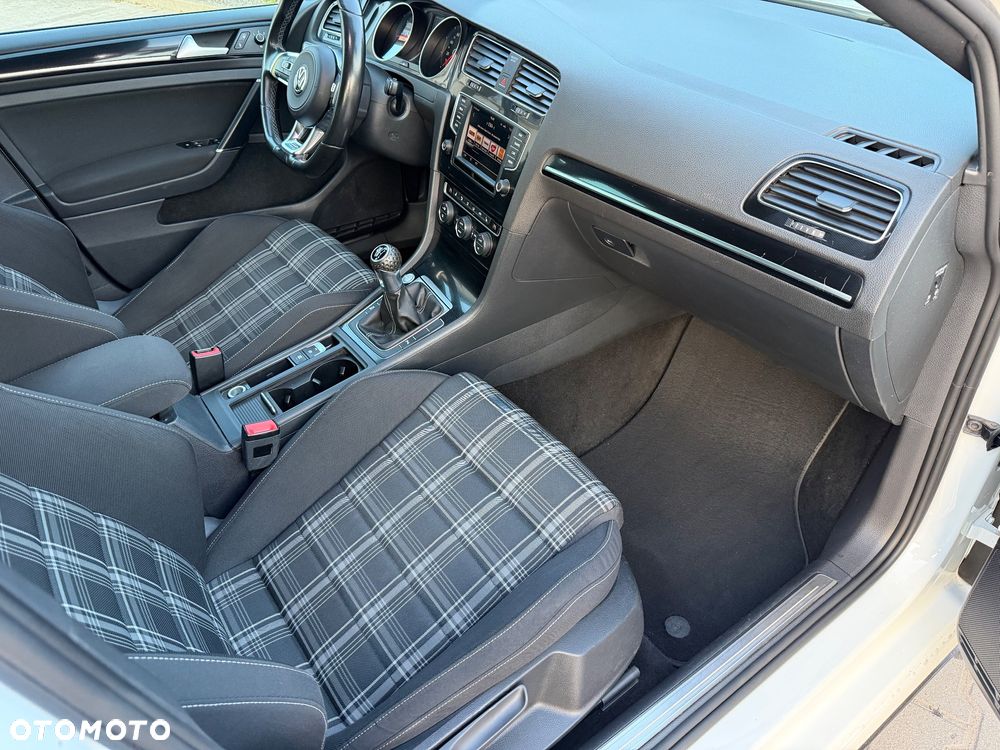 Volkswagen Golf - 18