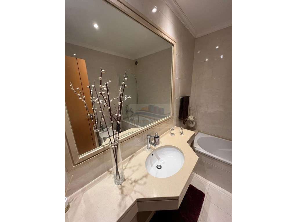 Luxo & Elegância, 2WC com uma Suite, Lareira, Varandas Frente e Tra... - Grande imagem: 2/25