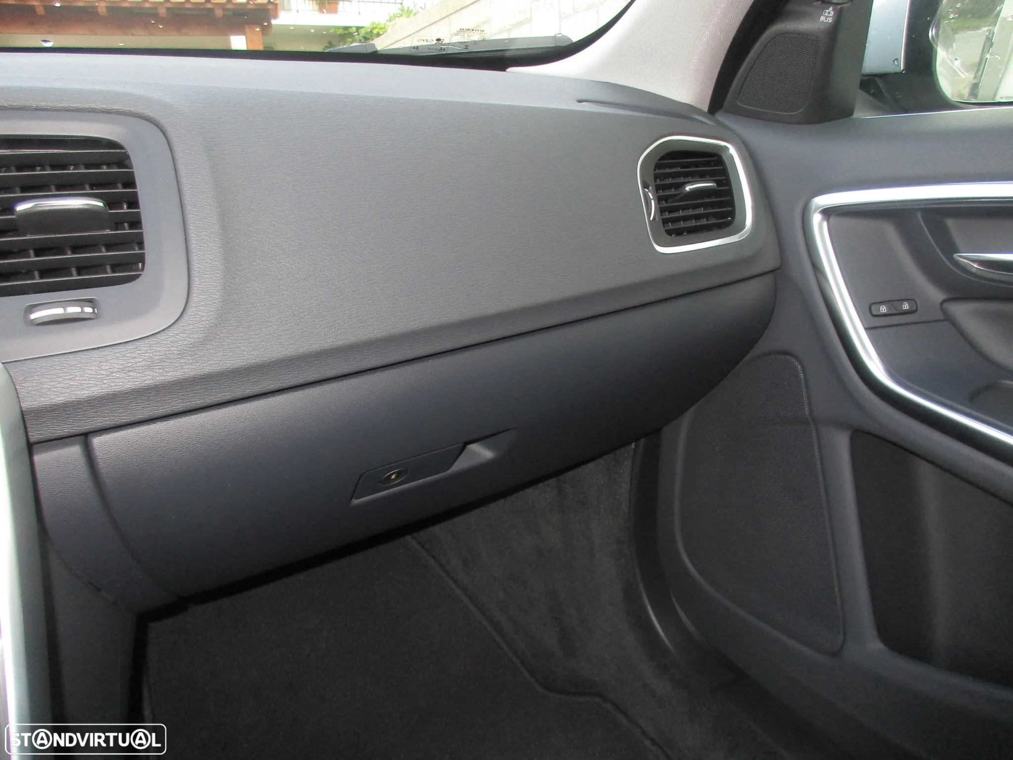 Volvo V60 2.0 D4 Momentum - 38