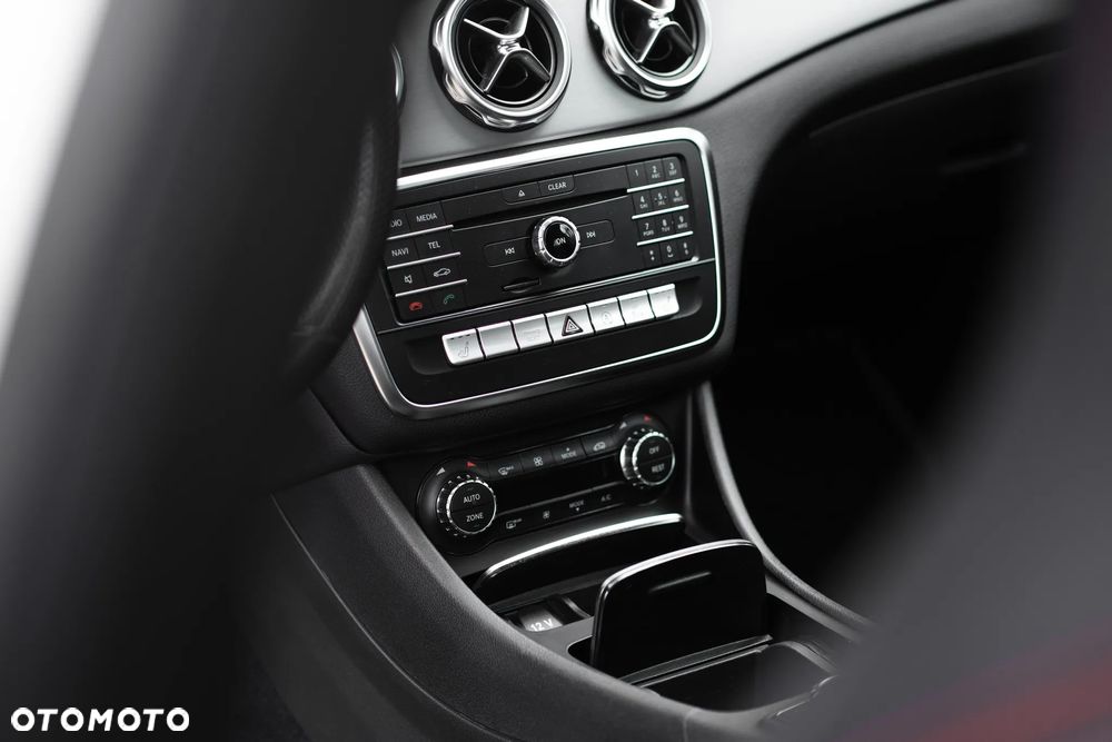 Mercedes-Benz GLA 200 7G-DCT AMG Line - 28