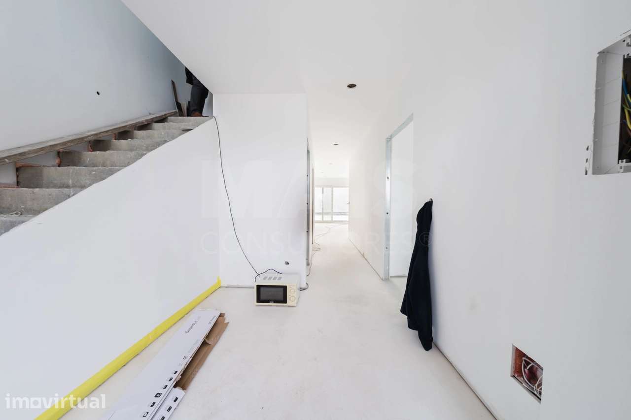 Exclusiva Moradia T4 Moderna com Conforto e Elegância Perto das Pra... - Grande imagem: 5/34