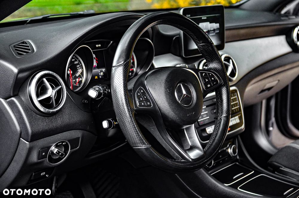 Mercedes-Benz CLA 200 7G-DCT UrbanStyle Edition - 25