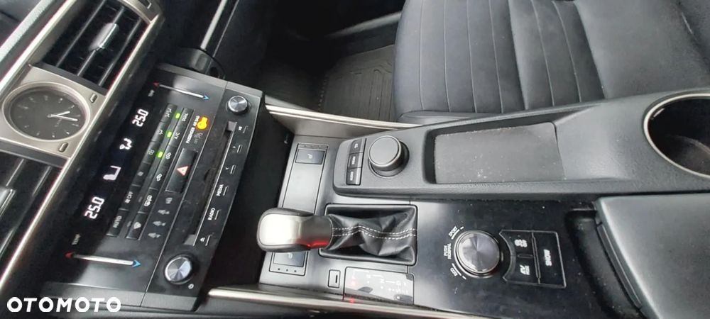 Lexus IS - 10