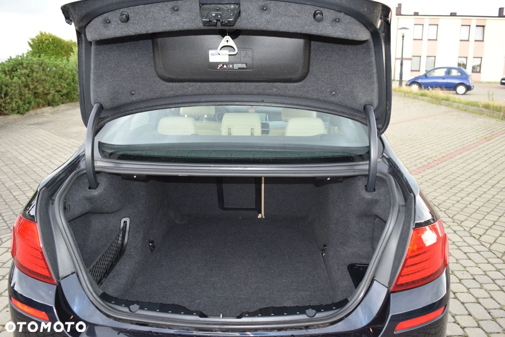 BMW Seria 5 535i Sport-Aut - 12