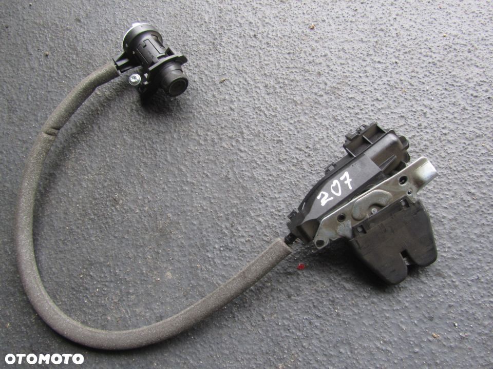 MERCEDES E 207 zamek tylnej klapy - 1