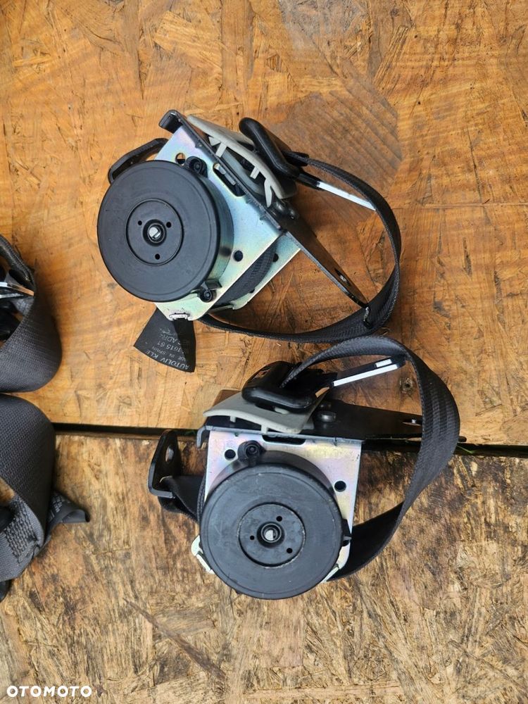 Pas bezpieczeństwa lewy prawy tył komplet 88844JD000 Nissan Qashqai J10