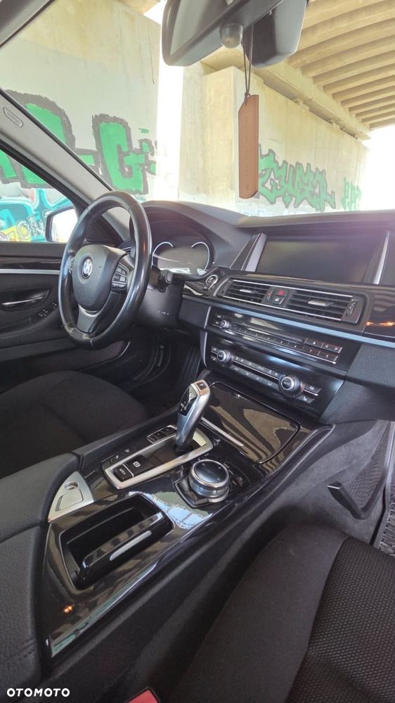 BMW Seria 5 520d xDrive - 16