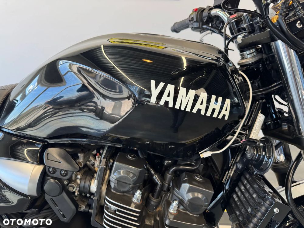 Yamaha XJR - 11