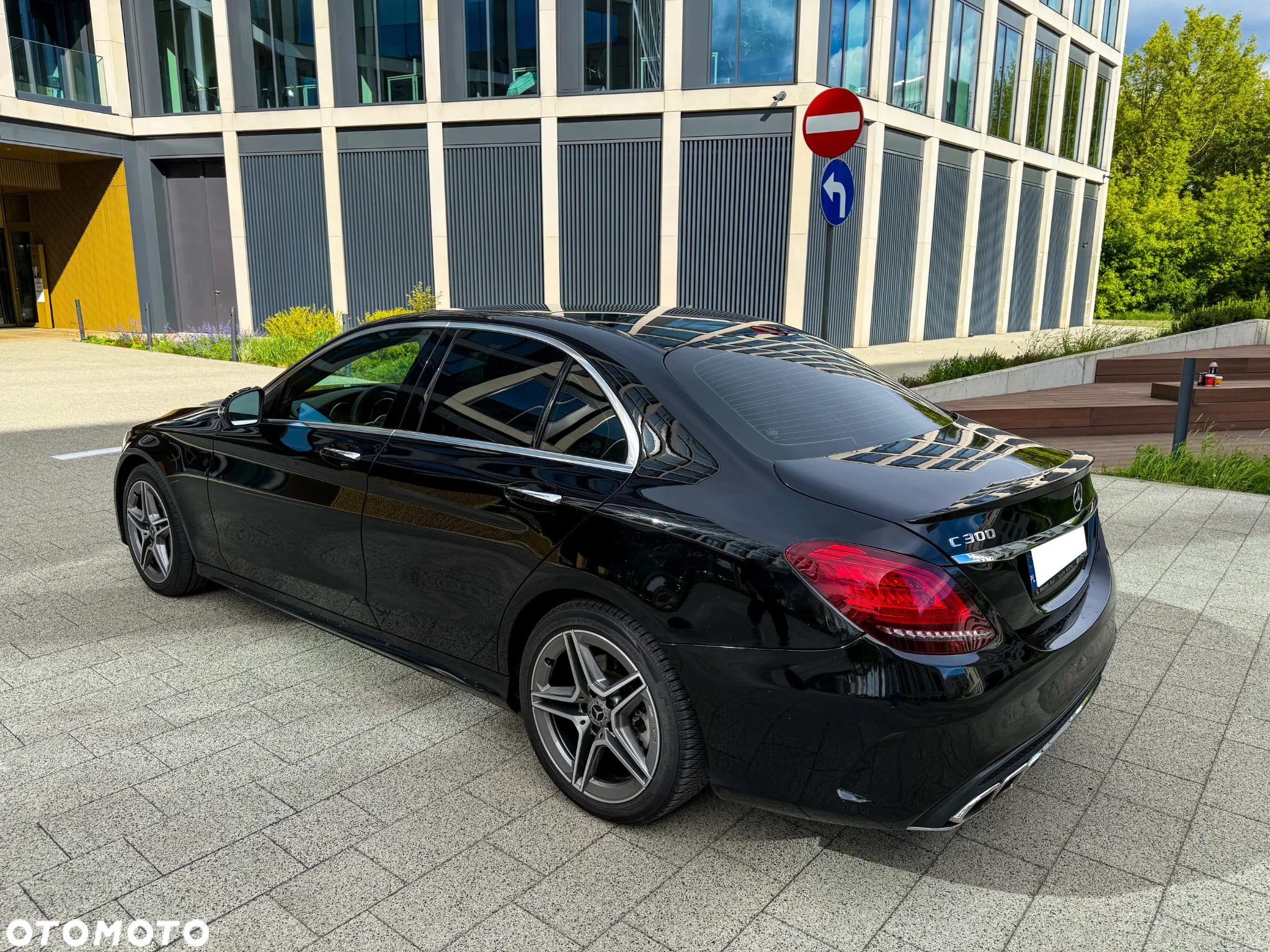 Mercedes-Benz Klasa C 300 4Matic 9G-TRONIC AMG Line - 3