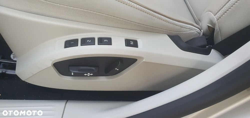Volvo V40 T3 Geartronic Summum - 23