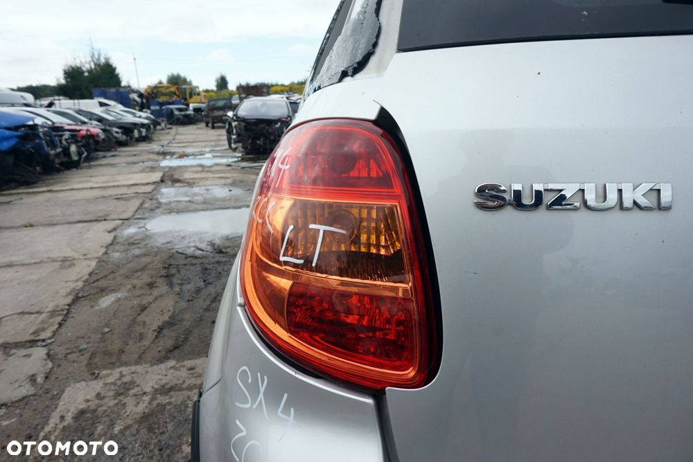 LAMPA TYLNA LEWA SX4 LIFT HB 35670-79J00 SUZUKI 2010-2014 - 2