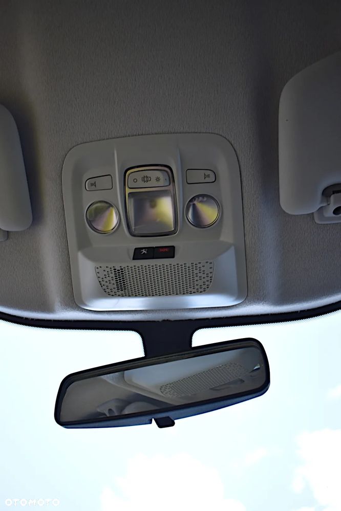 Peugeot 208 - 33