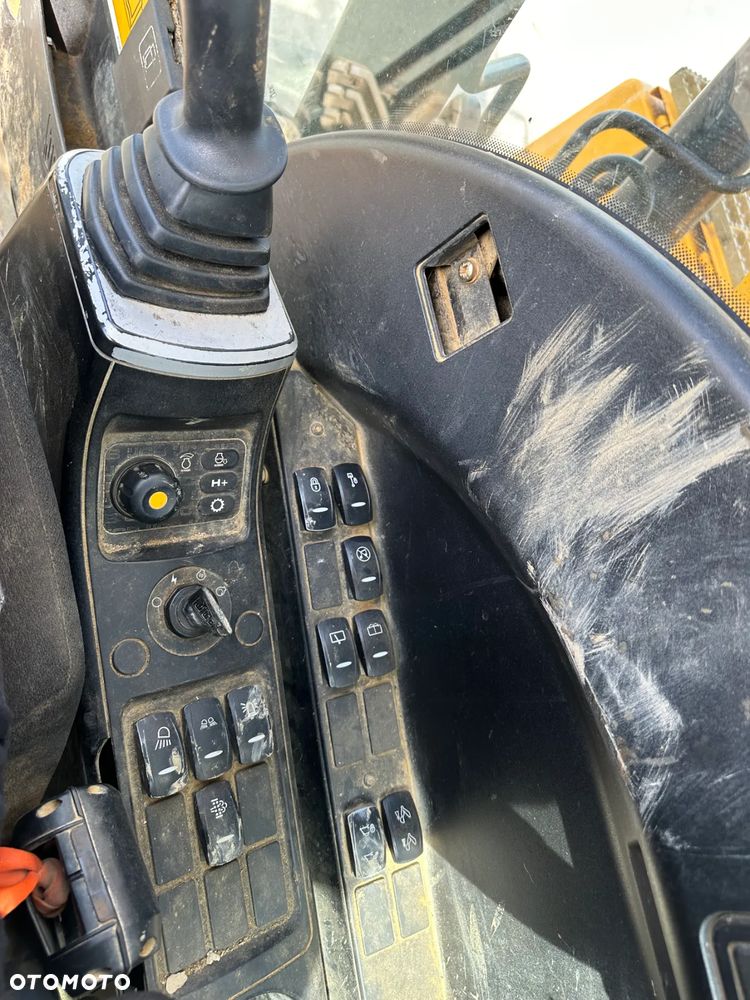 JCB JS 130 LC+ - 7