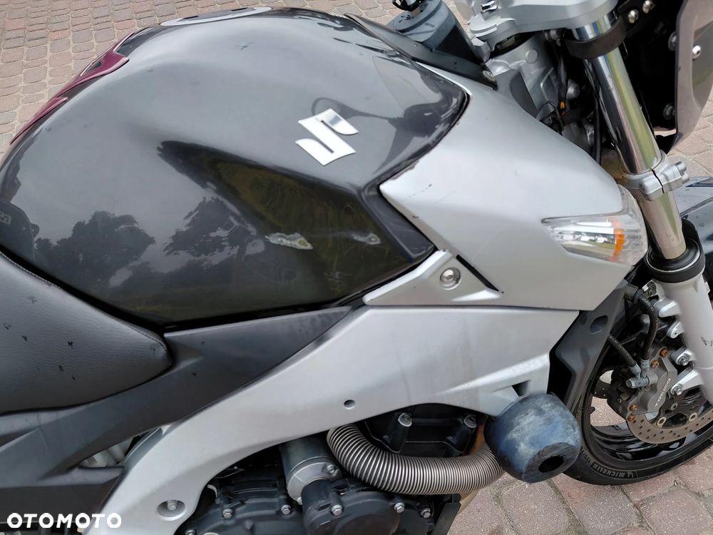 Suzuki GSR - 12