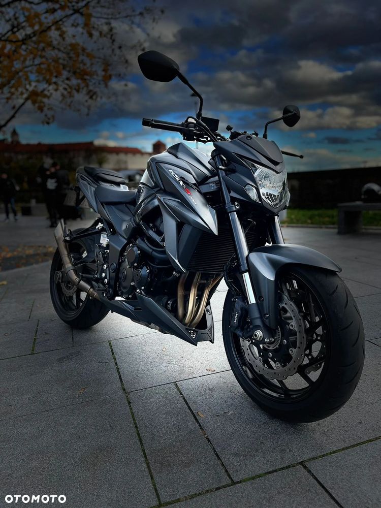 Suzuki GSX - 12