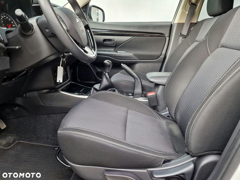 Mitsubishi Outlander 2.0 Invite + 2WD - 15