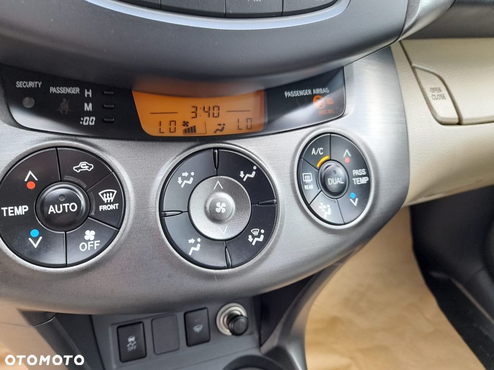 Toyota RAV4 2.2 D-4D Prestige - 32