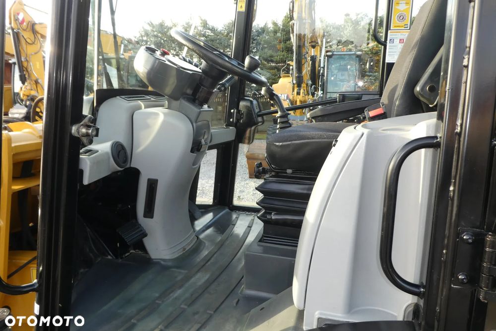 Caterpillar 906M Z KROKODYLEM I WIDŁAMI - 19