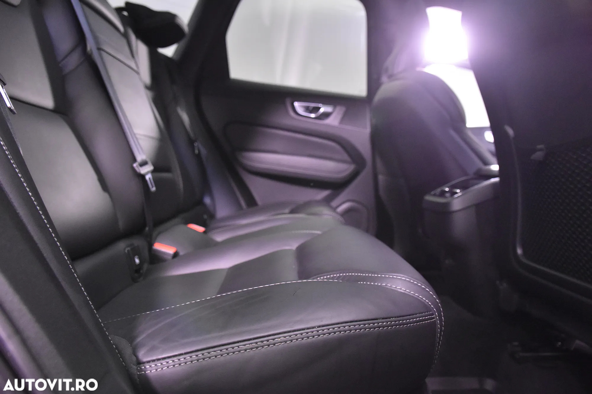 Volvo XC 60 B4 MHEV R-Design - 12