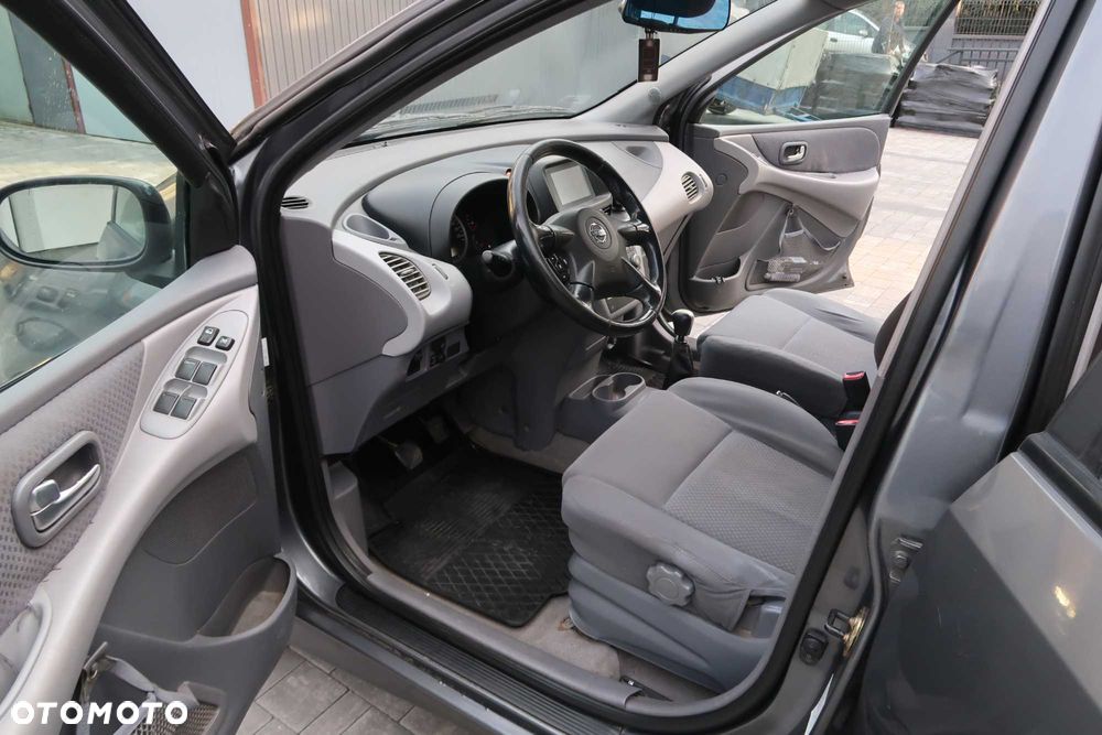 Nissan Almera Tino - 10