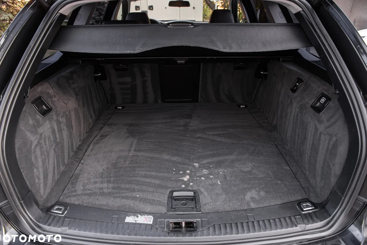 BMW Seria 5 525xi Touring - 28